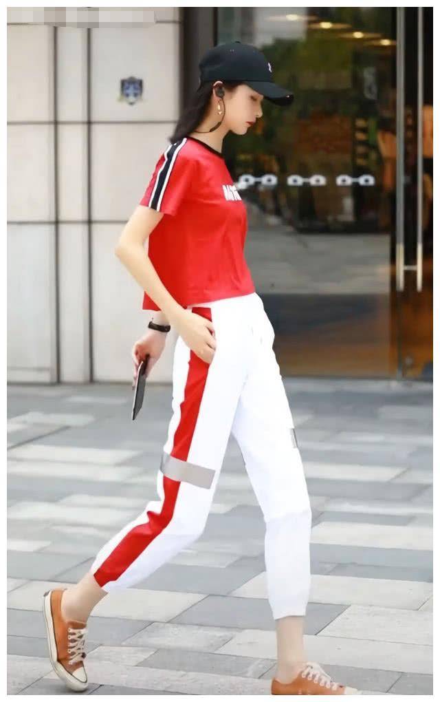 小姐姐脚到底有多狠?帆布鞋都被穿成"泥土鞋",快回家洗洗吧!