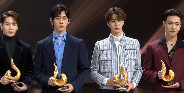 张艺兴牵手王一博,王一博瞬间乖巧像孩子,网友:酷盖形象呢?