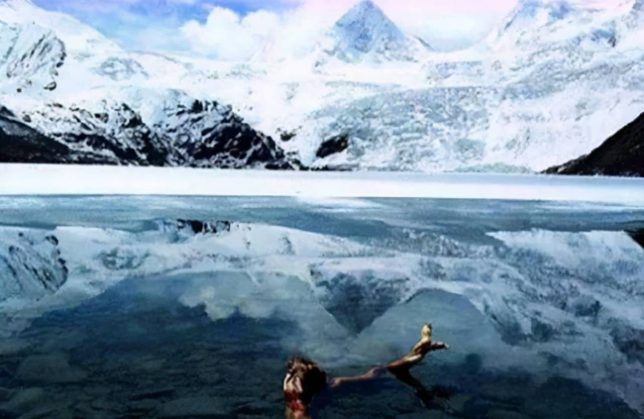 喜马拉雅山一湖泊，冰雪融化后出现了让人不安的东西，咋回事？