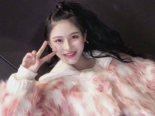 原创杨馥宇20岁生日男友租下商场大屏幕为她庆生太有排面了