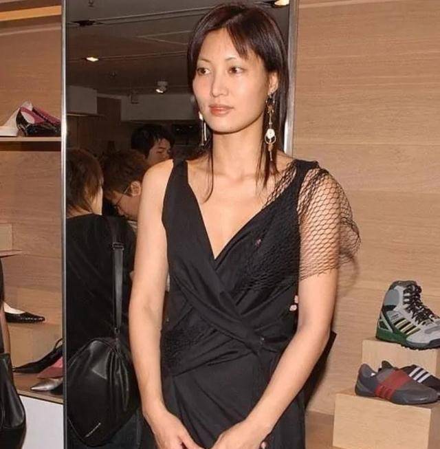 原创港姐亚军情场屡屡失利事业不温不火的周嘉玲转身嫁了印度人