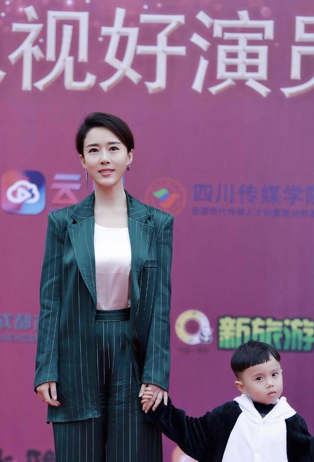 原创颜丹晨真是气质女神身穿西服绿色西服套装搭配扎发干练时髦