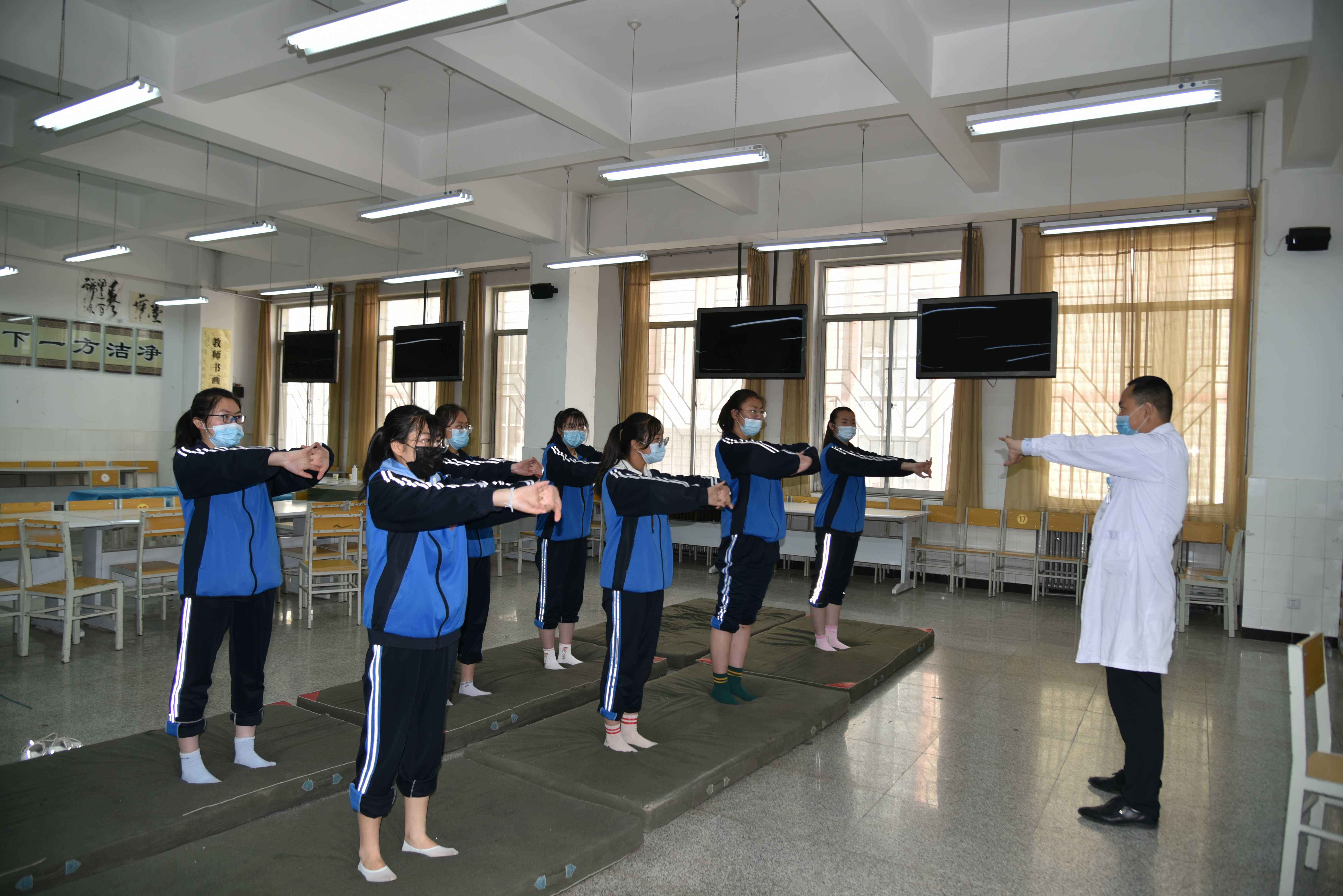 4月下旬的 高考体检 全身要 一丝不挂 学生表示很难配合 考生 男医生 检查