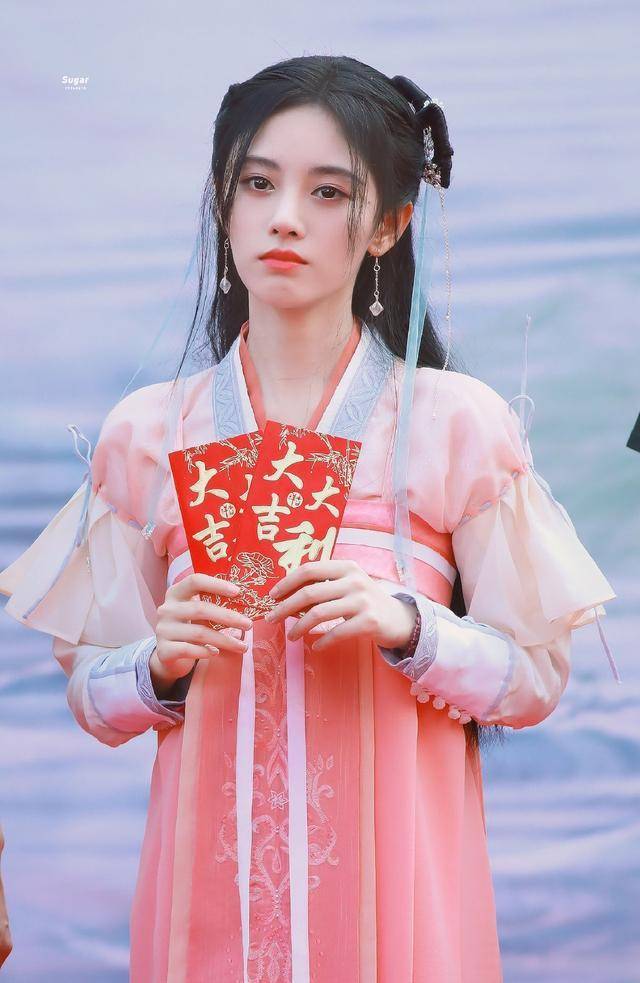 鞠婧祎被称为四千年美女,也就一直被网友以"四千年"作为代称了.