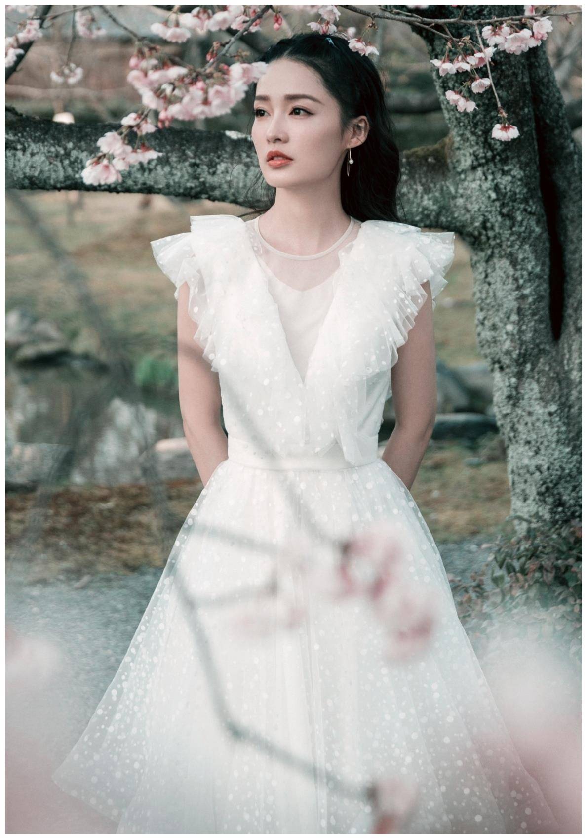 李沁一身白色纱裙,优雅气质,杨洋太爱简约穿搭,至简主义太时尚_印花