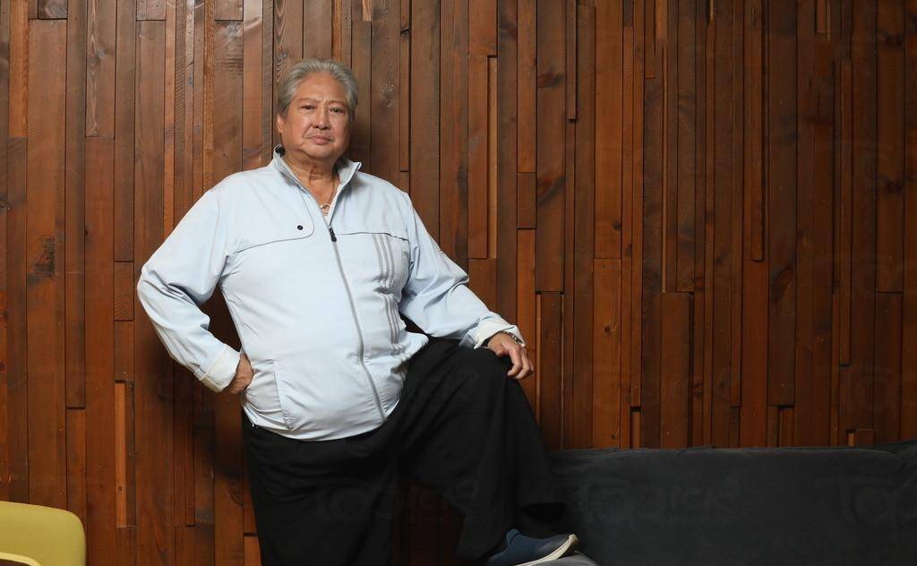 原创69岁洪金宝录视频为河北加油近照苍老精神好言语中充满正能量