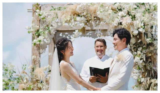 原创萧正楠和黄翠如结婚一周年在巴厘岛补办婚礼现场幸福浪漫