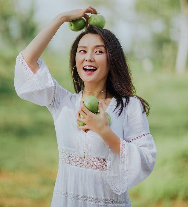 原创梁爱琪真有42岁一袭v领长裙体态好时尚肌肤紧绷似18岁小姑娘