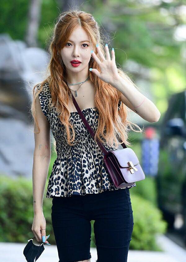 泫雅风真是名不虚传,豹纹吊带上衣配出彩发型,性感无比_衣服_卫衣很