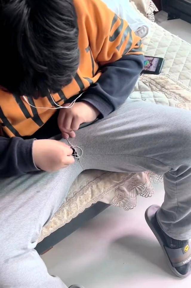 男孩裤裆破个洞亲自穿针引线缝补网友这样透气性好凉快