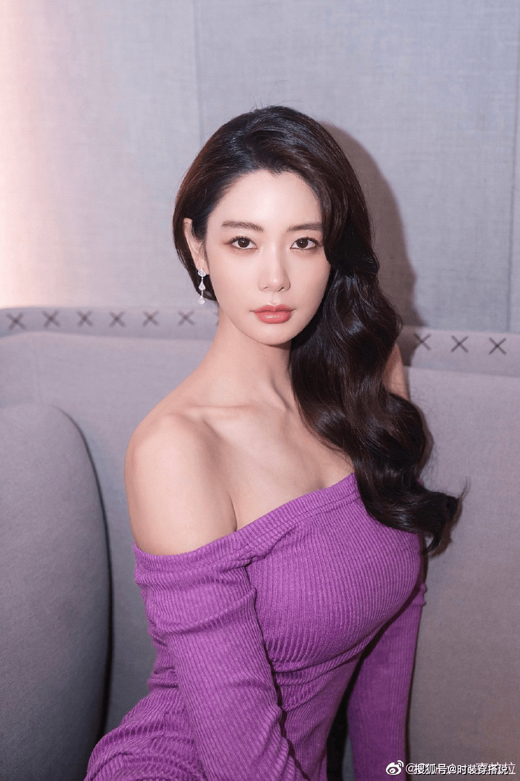 克拉拉不愧是亚洲第一美女穿紫色抹胸裙拍大片细腰长腿真抢镜