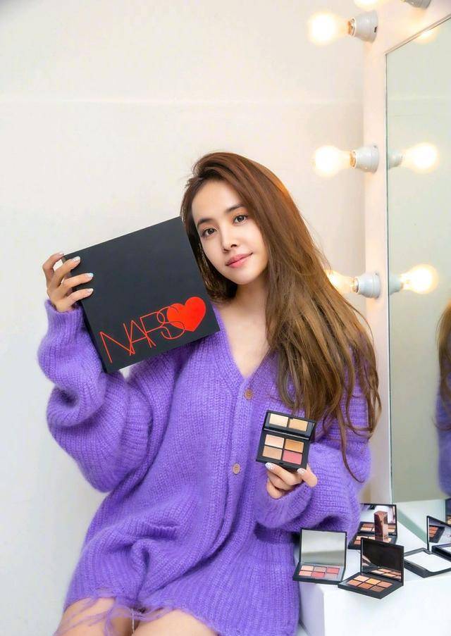 原创蔡依林晒近照上热搜长发搭紫色毛衣似十八岁少女十分惊艳