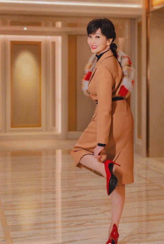 65岁赵雅芝不服老穿蓝色裙亮相活动太大胆奈何皱纹出卖年龄