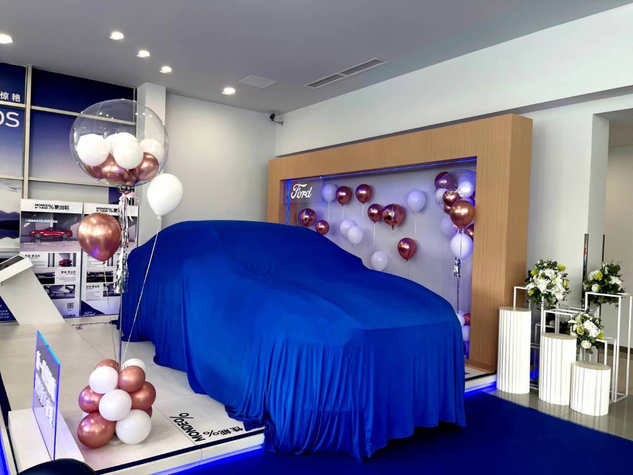 新一代蒙迪欧成都万星上市首批交车客户喜提爱车