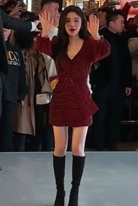 有种"瘦成闪电"叫鞠婧祎的腰,看清她侧身腰围,我p都不敢这么p_明星_枣