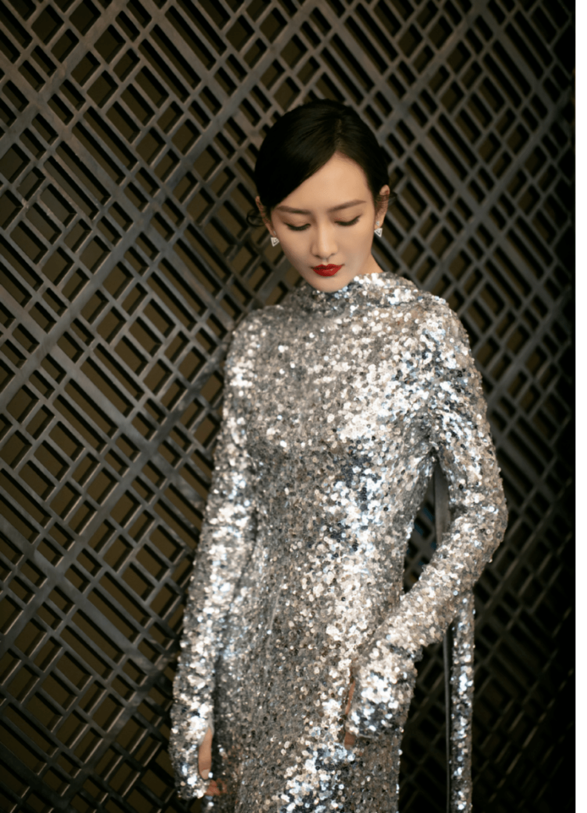 王鸥才是气场女王一袭银色亮片连衣裙配马尾辫优雅又迷人