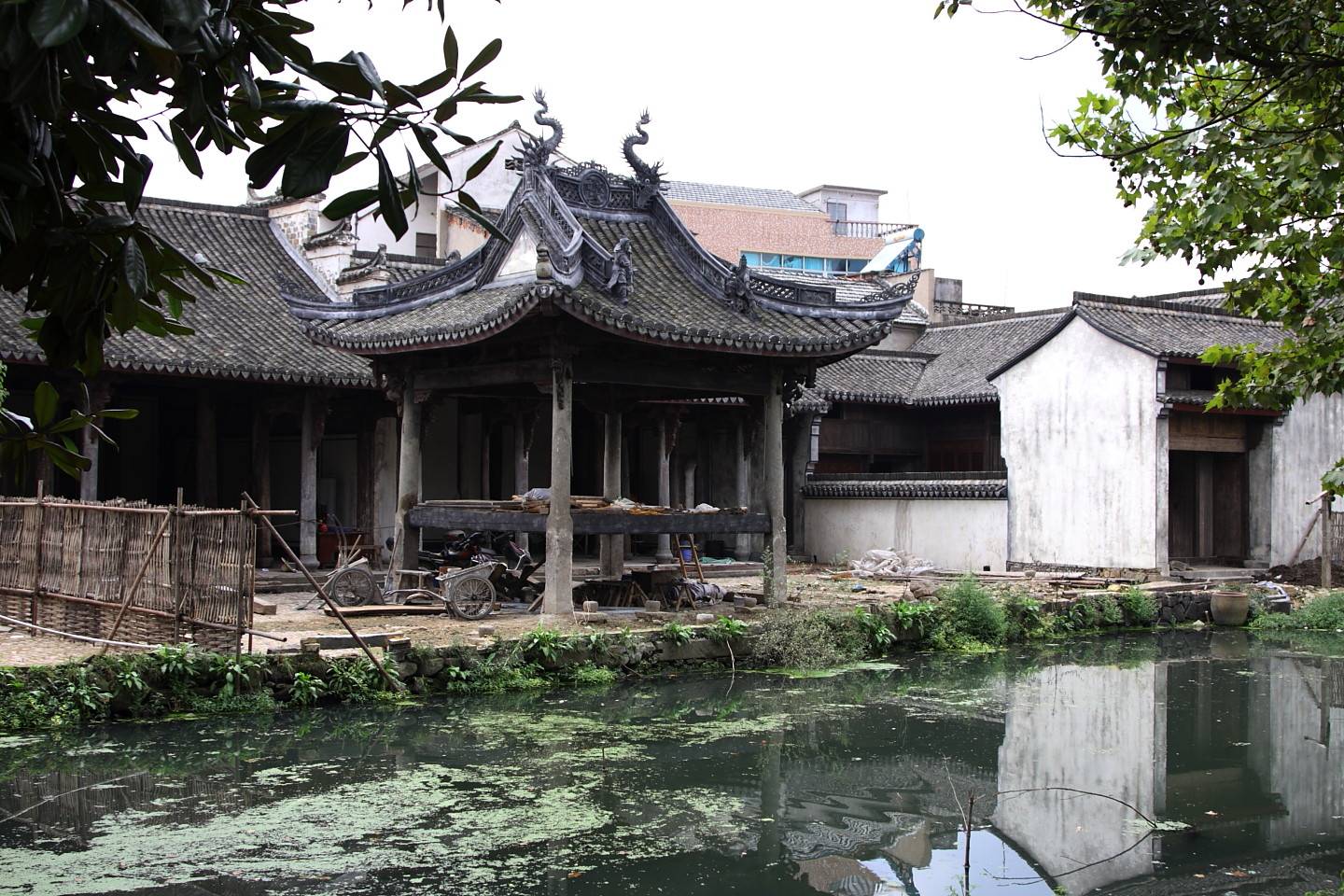 浙江一座宁静的古镇，历经千年风雨，堪称浙江传统乡村建筑的典范