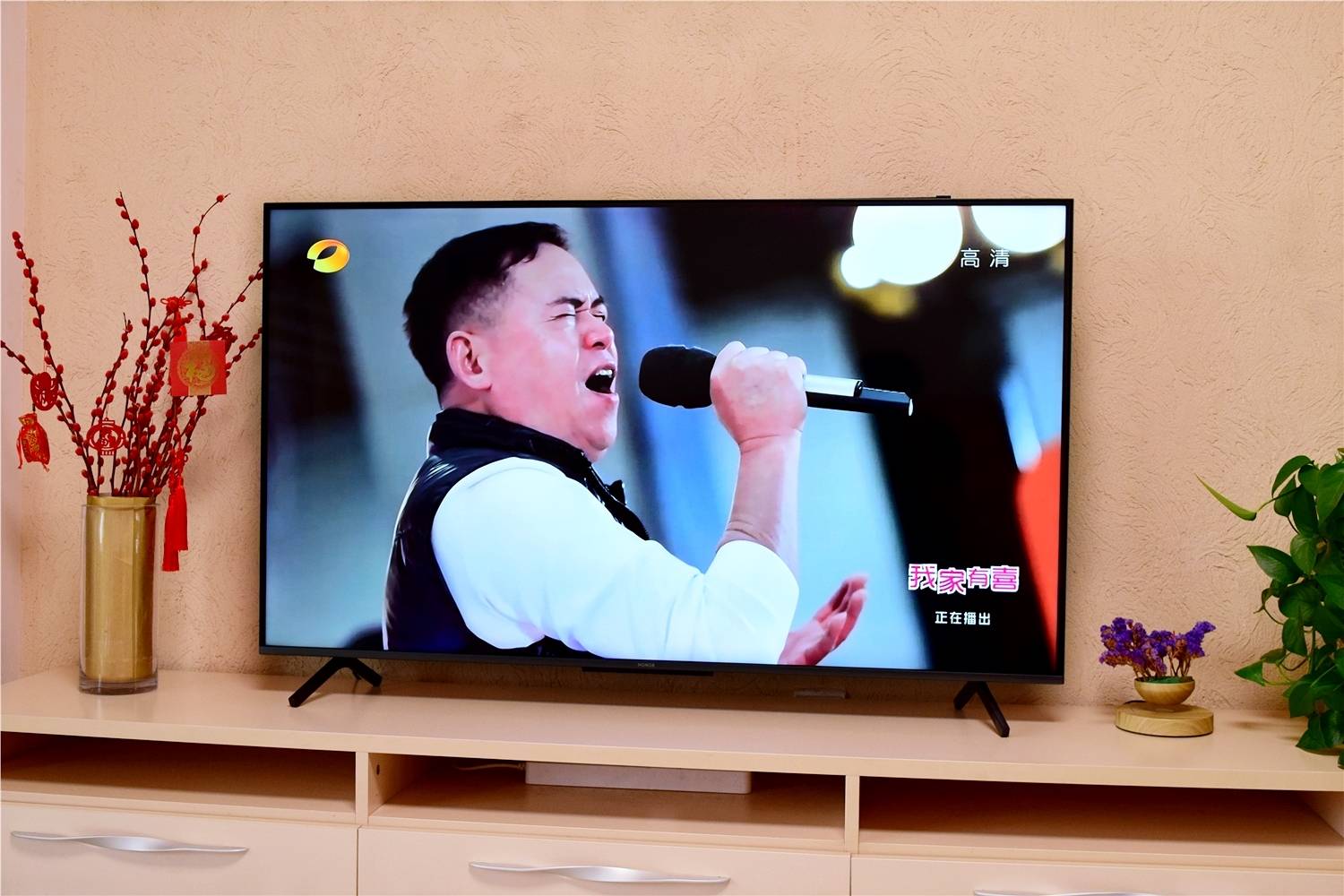 当然作为电视机,大家还会关心能不能看电视直播,通过安装电视直播软件