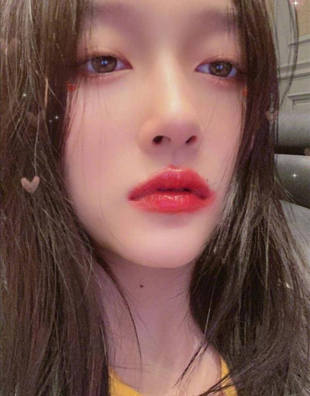 关晓彤晒自拍大方秀恩爱红唇十分抢镜不愧是她鹿晗的女朋友