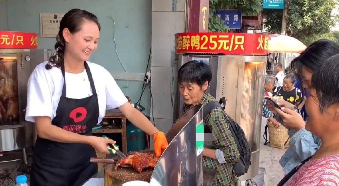 江西老谭靠卖烤鸭年入百万生意火爆老婆堪比烤鸭西施