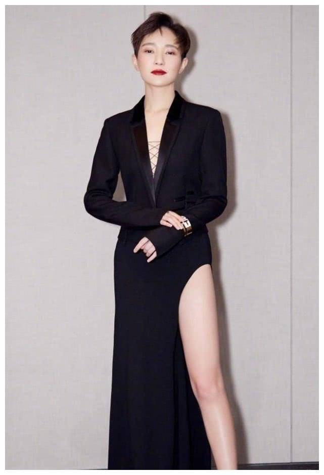 原创焦俊艳的身材真不是盖的一身靓丽红好看
