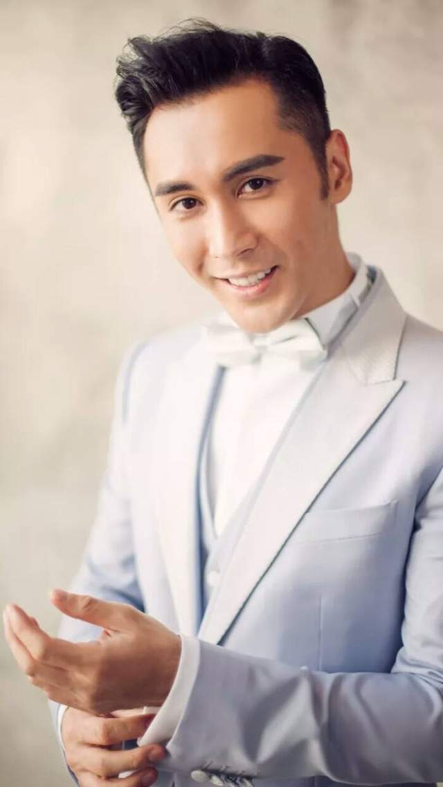 抛开恋情与作品不谈,其实张伦硕的长相也是浓眉大眼的典型,偏长的脸型