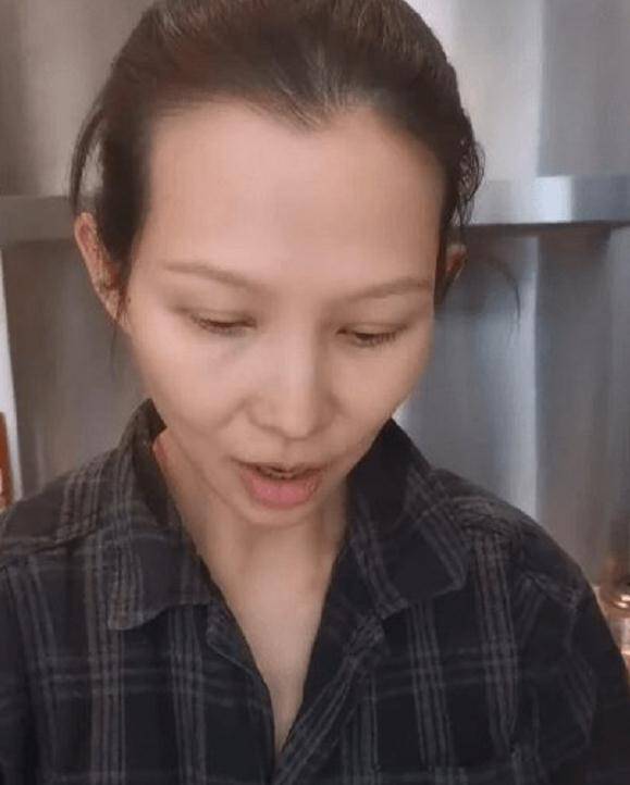 原创46岁蔡少芬三胎后晒素颜照瘦成皮包骨头的她经历了什么网友太心疼