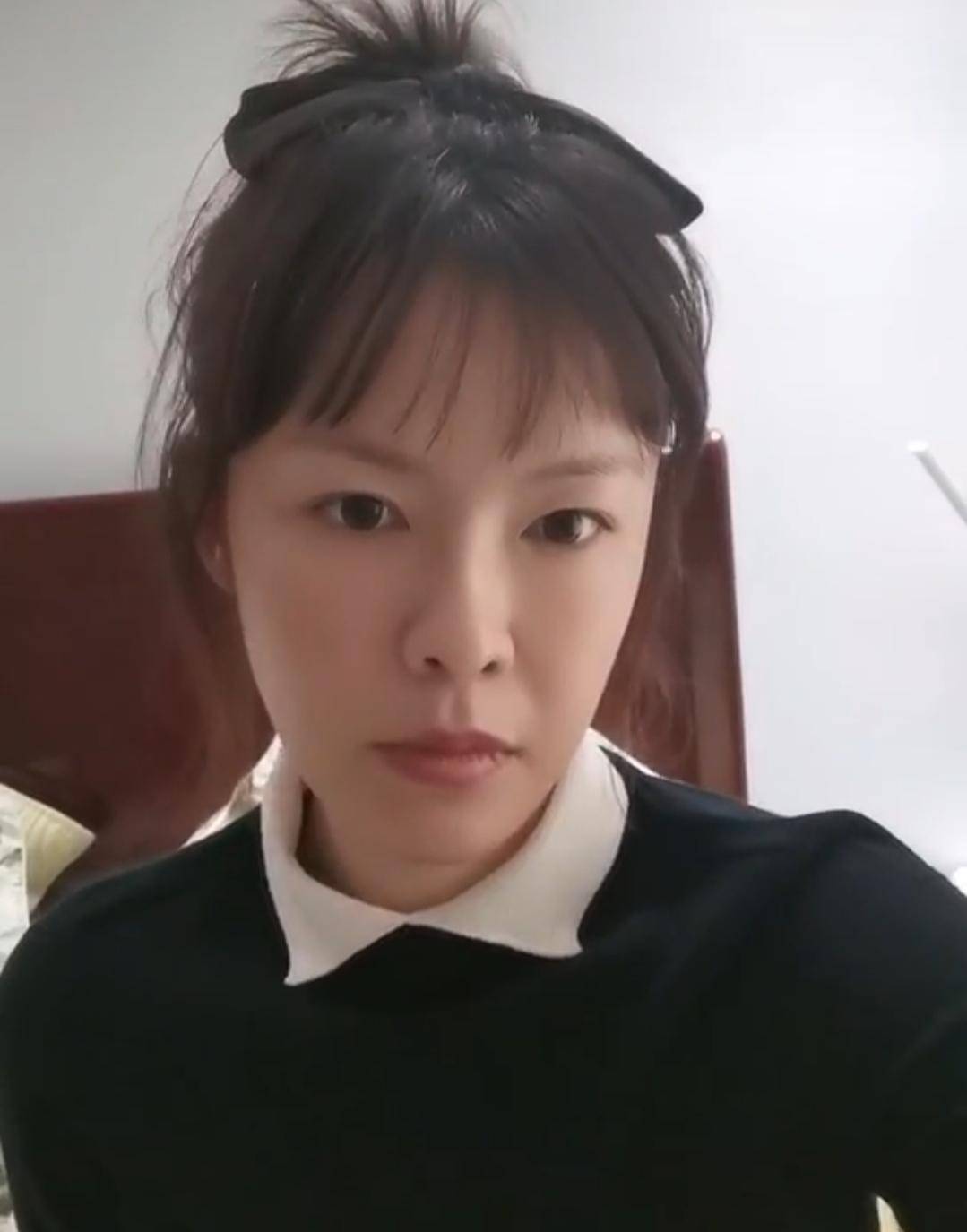 原创时髦还得靠搭配42岁主持人李艾素颜穿搭认不出家里太简陋了