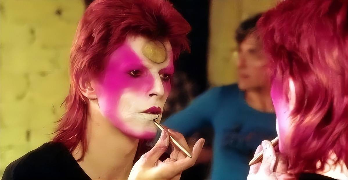 原创大卫鲍伊妖艳的摇滚巨星穿女装化浓妆和超模伊曼相爱24年