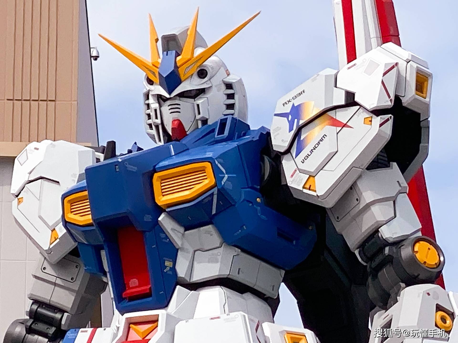 《机动战士高达 逆袭的夏亚》中登场的阿姆罗专用ms--rx-93 ν高达
