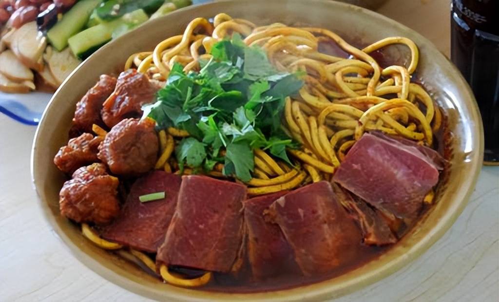 山西临汾和湖北襄阳的特色面条,馋到你睡觉都会流口水_牛肉丸子_面的