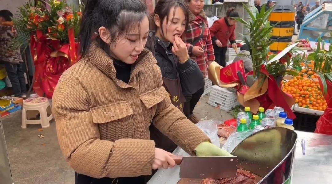 江西老谭靠卖烤鸭年入百万生意火爆老婆堪比烤鸭西施