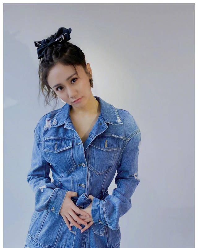 刘芸太显嫩了,穿牛仔短裤秀"漫画腿",配蝴蝶结发卡美回18岁_白色_显得