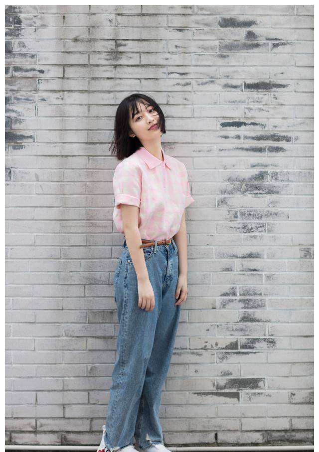 空气刘海配短发的邓恩熙清爽利落,身穿着粉色的短袖衬衫 蓝色的牛仔裤