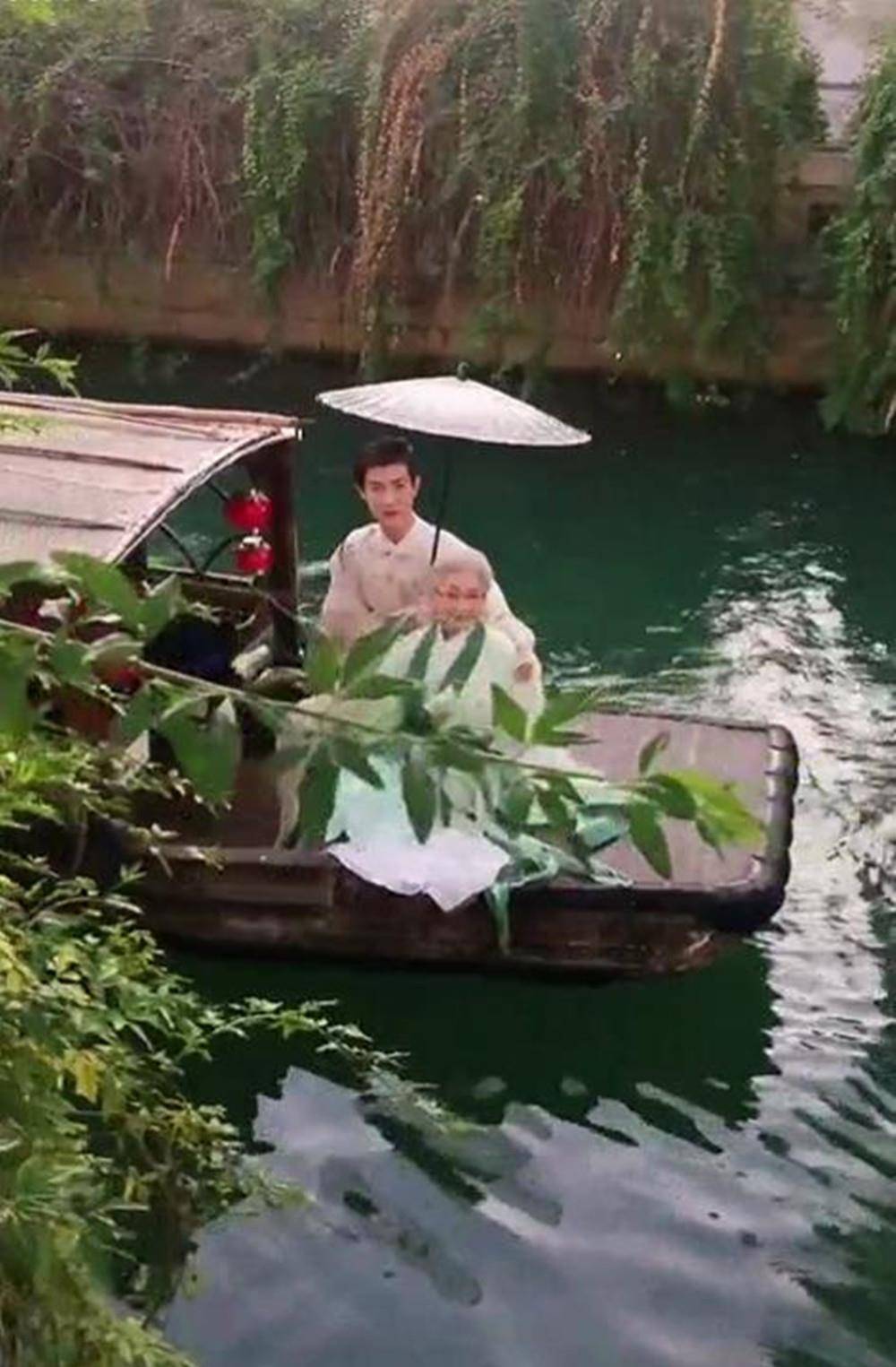 原创90岁神仙奶奶和90后孙子走红网络气质身材不输超模羡慕