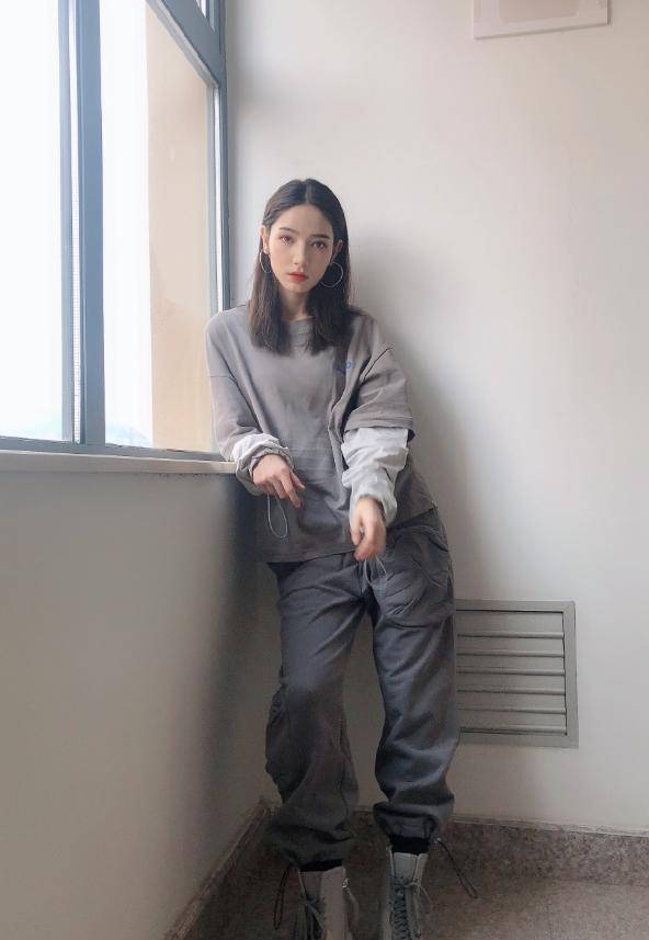 素颜女神代斯颜值高大长腿各种长裤轻松驾驭