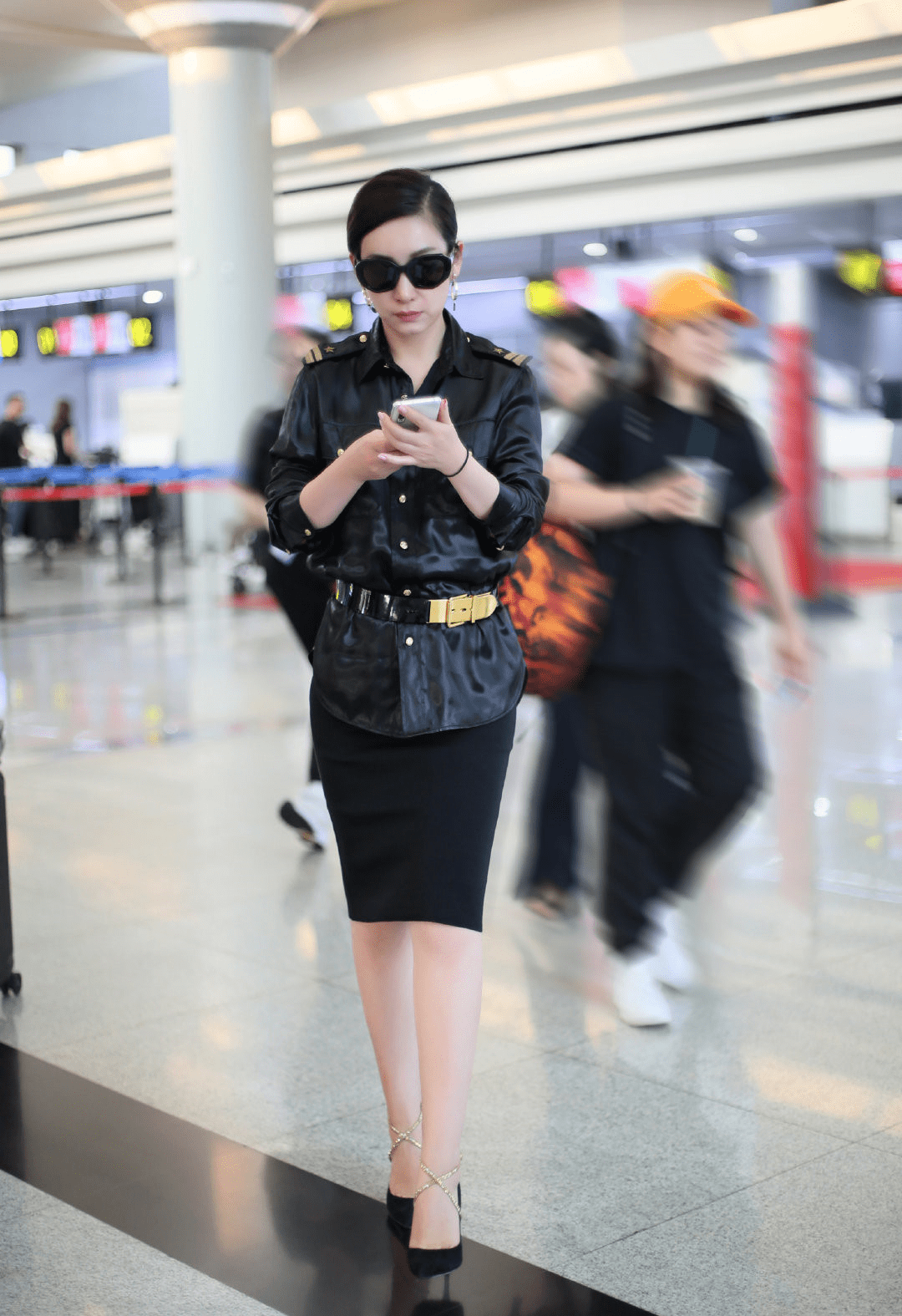 秦海璐黑皮衣搭金腰带机场造型个性酷炫变身帅气女机长
