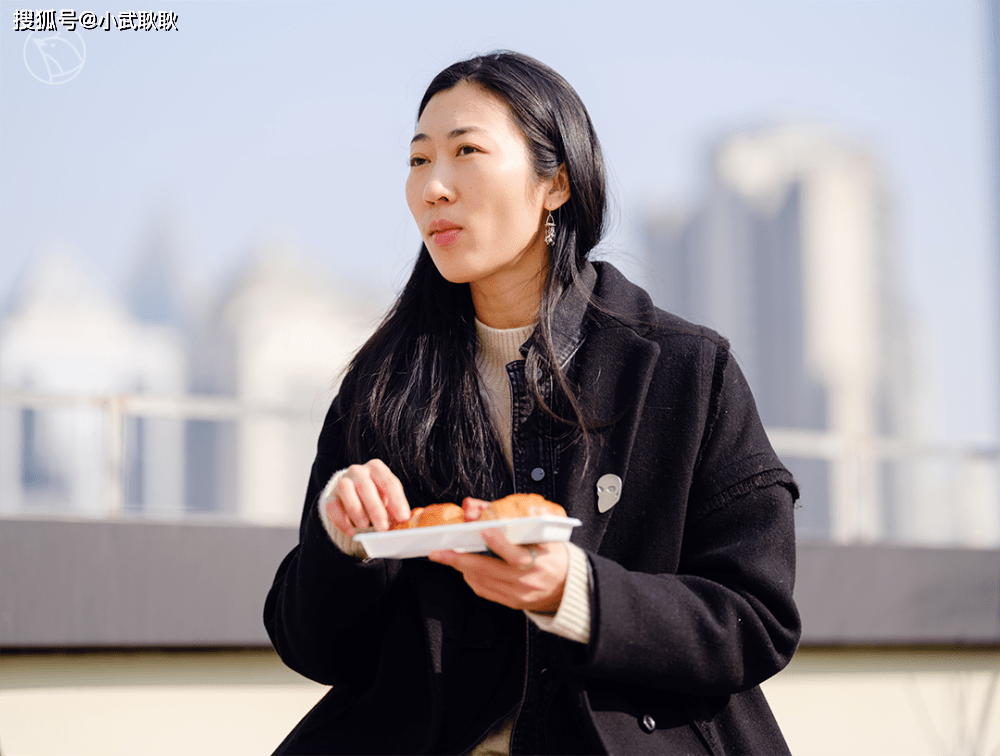 惠婷说起上海,笑了起来,"已经来了五年,反而是回老家会不习惯.