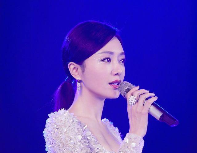 原创闷声做大事秦岚二登春晚舞台琼女郎唯独她弯道超车再翻红