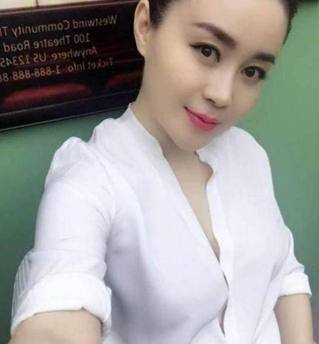 她是赵本山最美女徒弟,发福后依然美艳,怪不得成为"宠儿"_关婷娜_身材