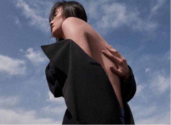 41岁小宋佳玩转性感挑战另类时尚大片真空上阵大露美背