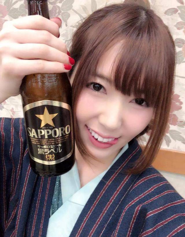 晒出近照自拍,样子可爱动人,可总让人觉得哪里不对劲_面部_状态_作品