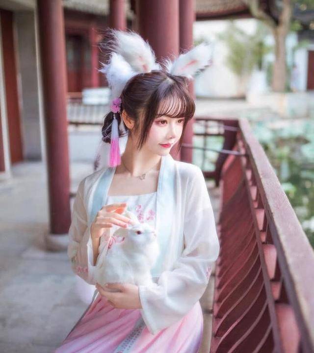 小姐姐用兔耳朵搭配汉服网友我家的玉兔跑出来了