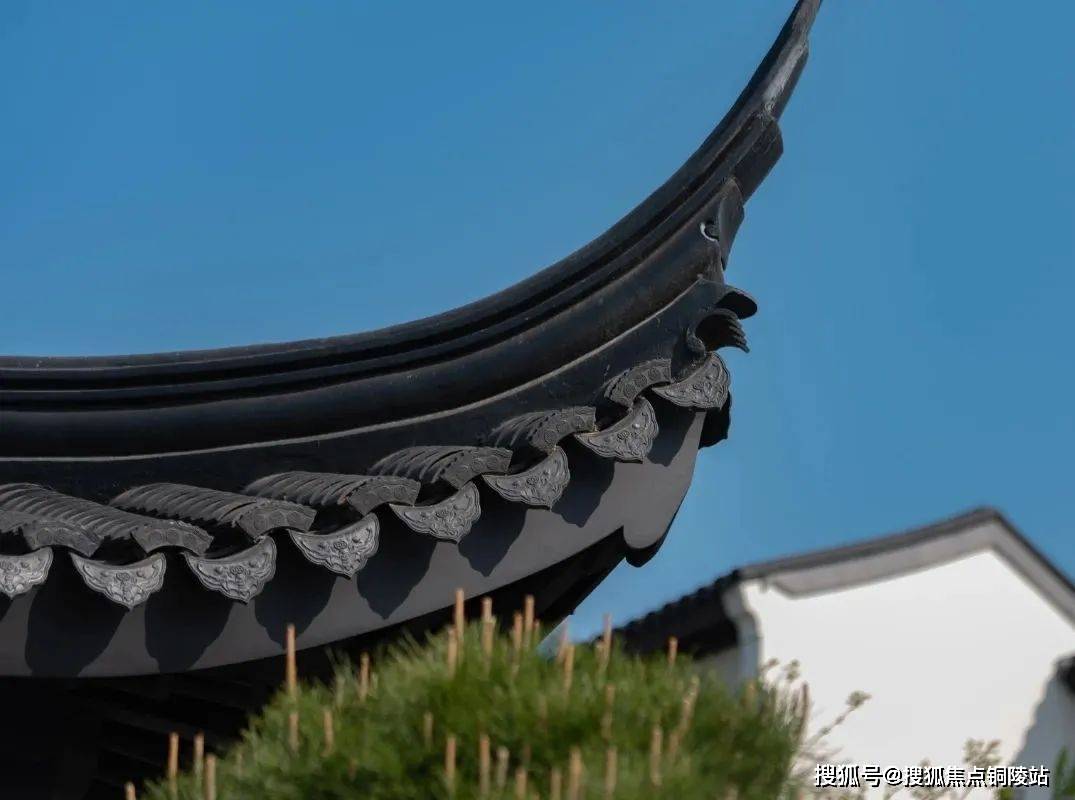 在建筑风格上保留了粉墙黛瓦形象,通过飞檐檐角,屋脊,瓦楞,博风板