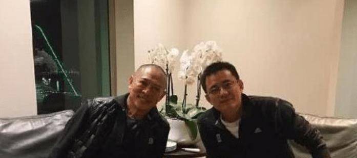 55岁李连杰和亲哥李连胜罕见合影，两人就像一个模子刻出来的