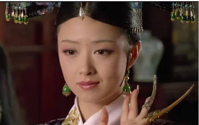 作为一个奢侈浪费的典型,慈禧的指甲套有小指和无名指的,材料自然是能