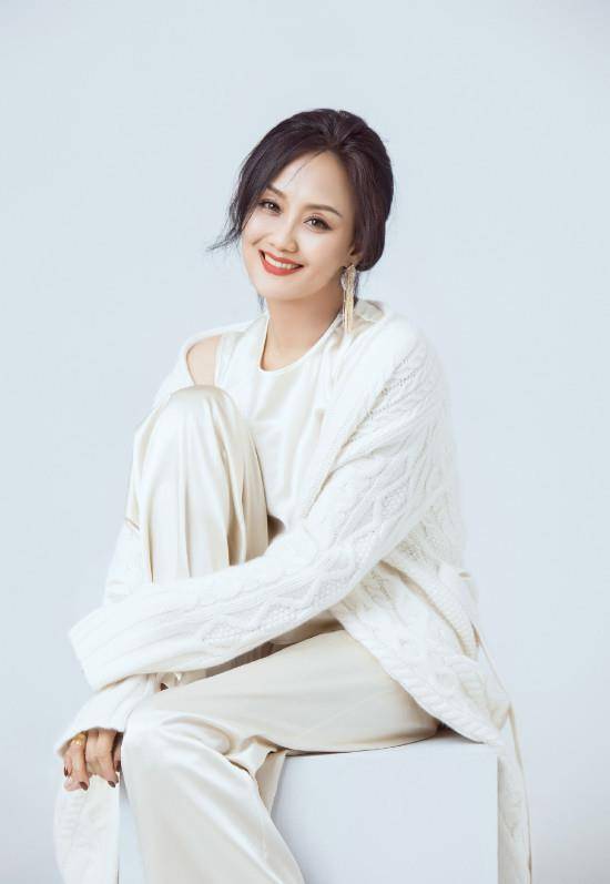 "最美挂历女郎"近照曝光,52岁容颜未改风韵犹存_李颖_生活_卢玉琪