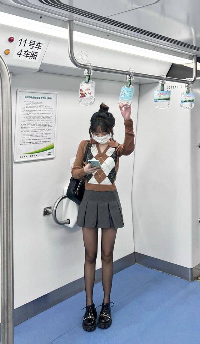地铁上的丝袜美女身材还不错双腿匀称修长搭配小短裙好看