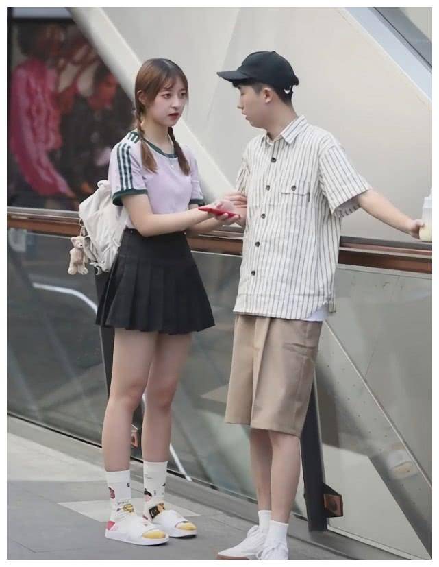 街拍女生穿鸡蛋袜超可男生在旁半天不搭理安的什么心