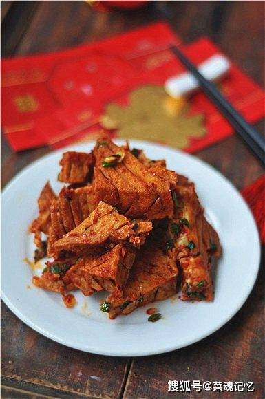 妈妈时常会在家里炸上一锅麻辣豆腐给我们解馋,看这红艳艳的颜色,有没